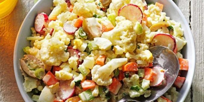 Salat med egg, blomkål, oliven og reddiker