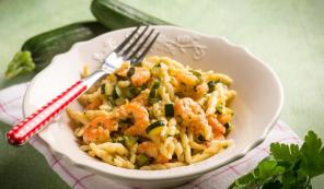 Pasta med reker og courgette