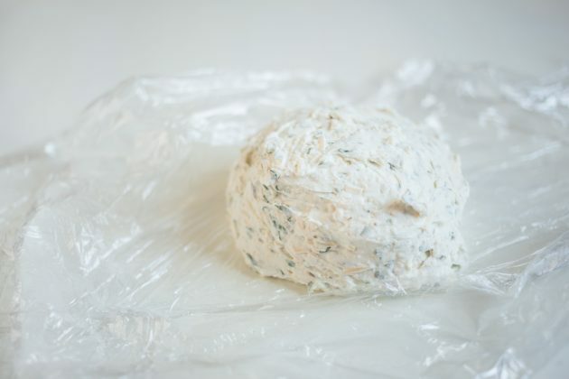 Ostesnack: Form blandingen til en ball