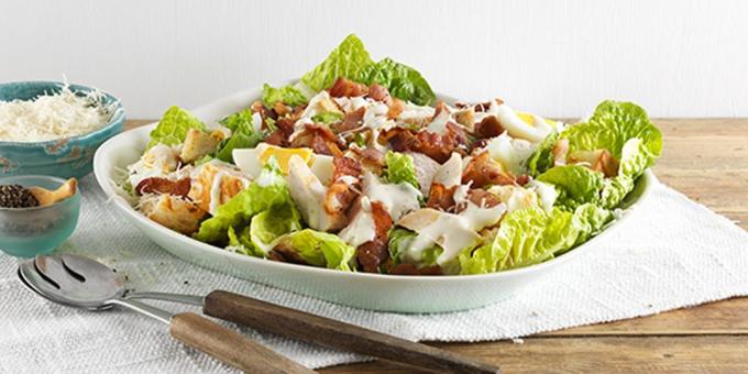 Cæsarsalat med kylling, sopp og bacon