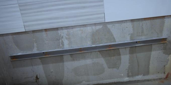 Hvordan installere et bad med hendene: Monter veggfestet for akryl og stål bad