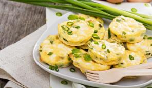 Mini frittats med feta, erter og urter