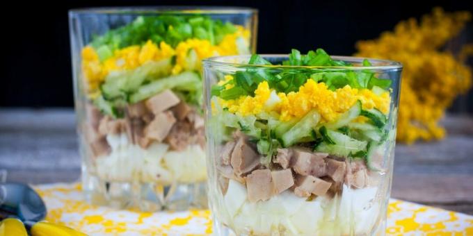 Salat med torskelever, egg og agurk
