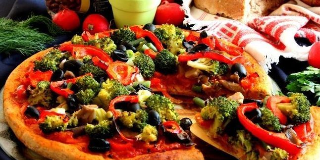 Fasting pizza med sopp og grønnsaker på en gjærdeig Bean