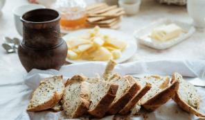 Brød med solsikkefrø og lin i ovnen