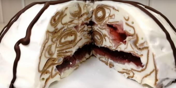 Oppskrifter: Pancake kake med tranebær gelé, krem ​​og kondensert melk