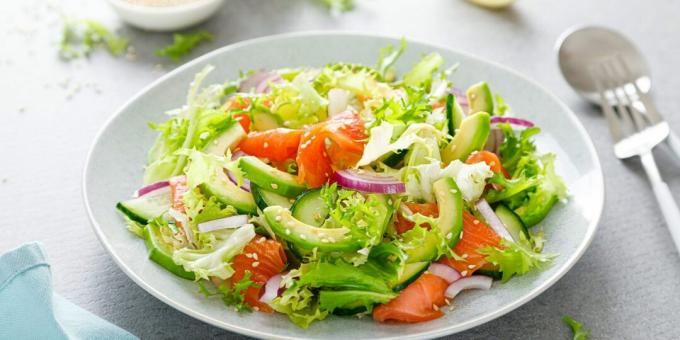 Salat med rød fisk og avokado