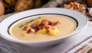 Ostesuppe med bacon og bakte poteter