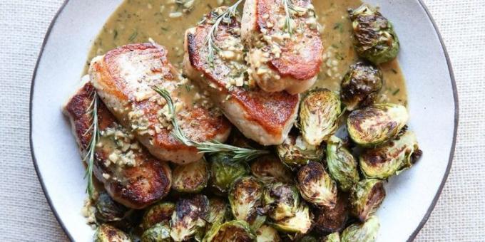 middag oppskrifter i all hast: Svinekoteletter med hvitløk, rosmarin og rosenkål