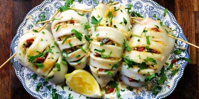 Fylte blekksprut med ris, pistasje og oliven: en enkel oppskrift
