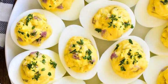 Fylte egg med skinke og ost