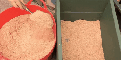 Hvor å lagre gulrøtter i esker: sette inn i et tre eller plast boks omtrent 2 cm av sand