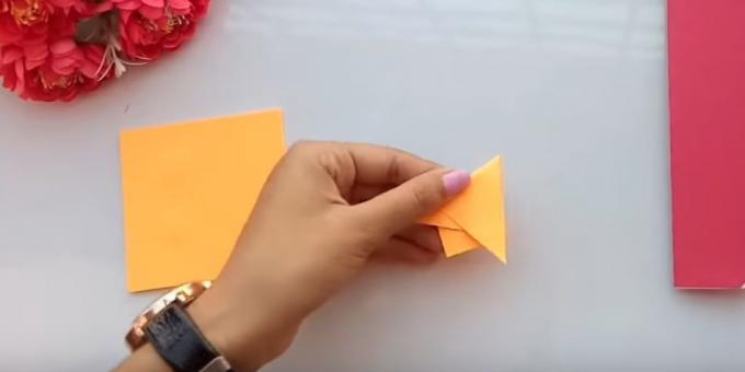 Klipp ut papir av tre forskjellige farger, to identiske lite torg