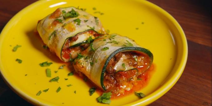 Bakt zucchini ruller med kjøttdeig, ost og tomater