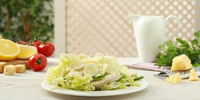 Salat med kinakål, kylling og vaktelegg