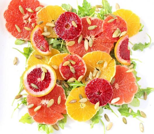 Vitamin salat med appelsiner, arugula og gresskarfrø