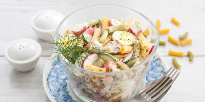 Salat med krabbepinner, egg og pasta