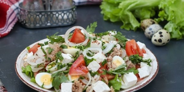 Salat med tunfisk, tomater, vaktel egg og feta