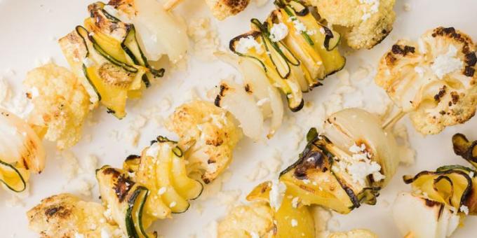 Forretter Zucchini: Kebab med blomkål og feta