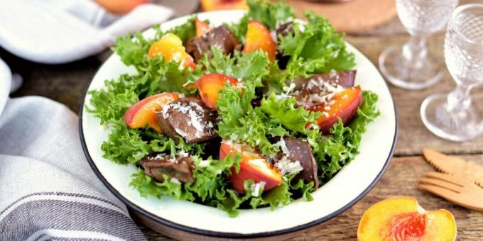 Salat med fersken og lever
