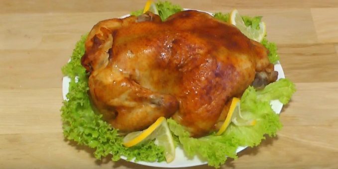 En hel kylling i ovnen med krydret soyasaus, bakt i ermet
