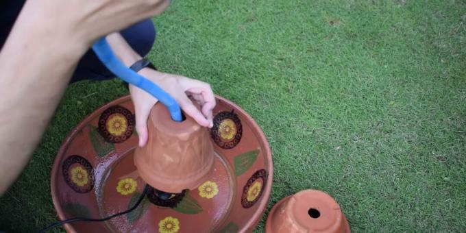 Hvordan lage en gjør-det-selv-fontene: installer en pumpe og en stor blomsterpotte
