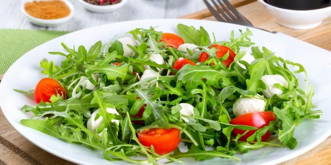 Salat med ruccola, mozzarella og cherrytomater