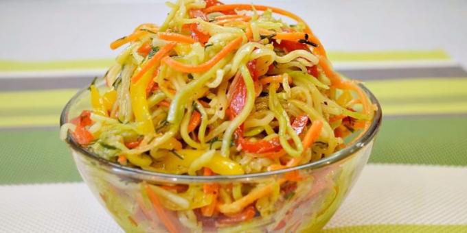 Salat av squash og gulrøtter for vinteren og pepper på koreansk