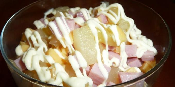 Skinke, ost og ananas salat: en enkel oppskrift