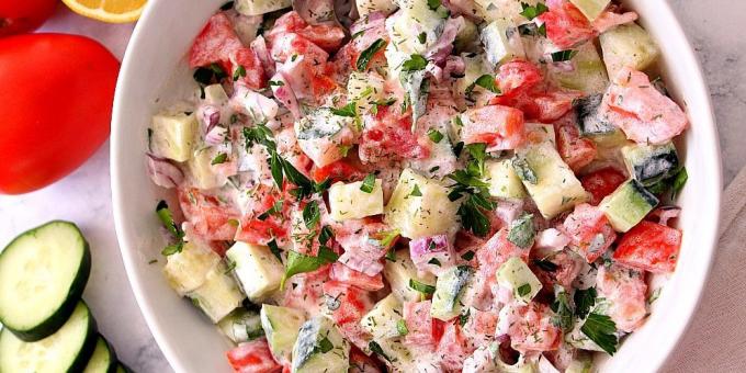 Salat med agurker og tomater med løk og rømmedressing