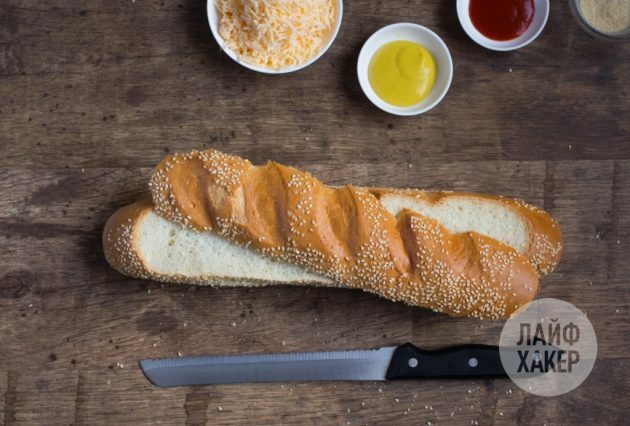 utstoppa baguette: skjær forsiktig toppen av brødet