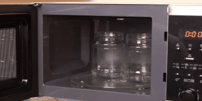 Hvordan å sterilisere glassene i mikrobølgeovnen: Fyll vannkrukker og legg dem i mikrobølgeovnen