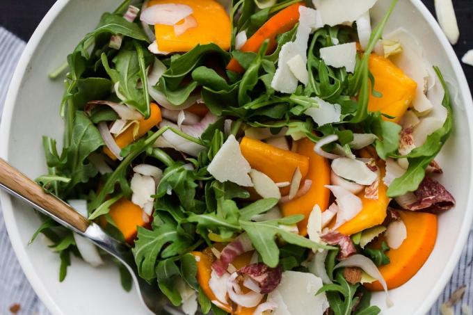 Oppskrift: Vinter sunne salater med persimmon - med mandler og parmesan