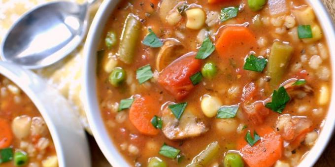 grønnsaksupper: suppe med bygg, sopp og kikerter