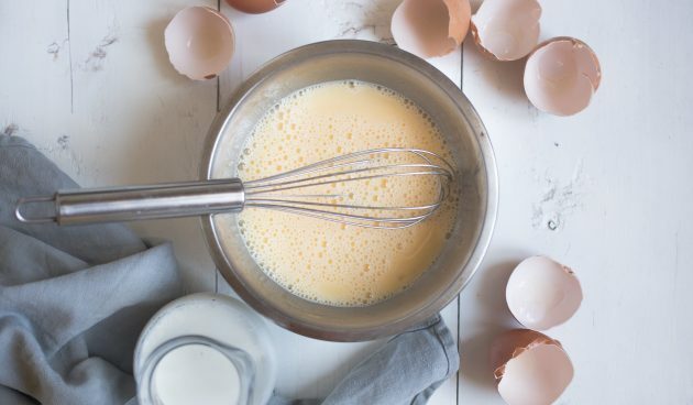 Quesadillas med ost, stivelse, sennep og eggerøre: Visp egg, salt og melk til eggerøre