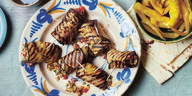 Aubergine ruller med valnøtter, grønt og granateple