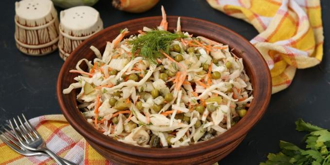 Salat med kål, sylteagurk og erter