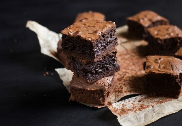 sjokolade brownie oppskrift: skiver bakevarer etter avkjøling helt