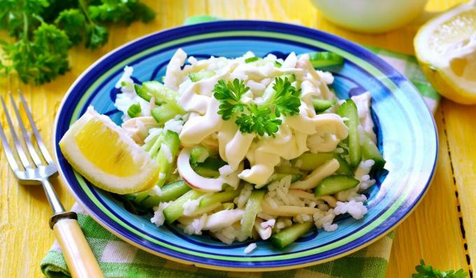 Salat med blekksprut, ris og friske agurker