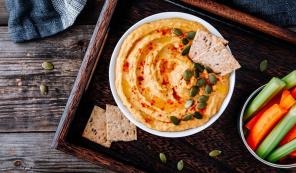 Gresskar hummus med peanøttsmør og bakt hvitløk