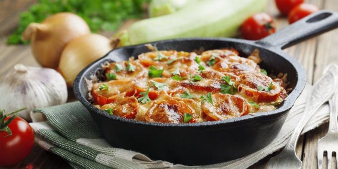 Bakt zucchini med Adygei ost og tomater