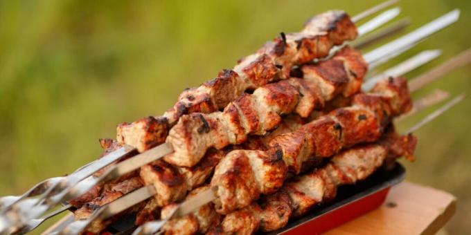 Svinekjøtt shish kebab i vinmarinade