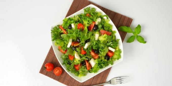 Festlig salat med feta og tomater: en enkel oppskrift