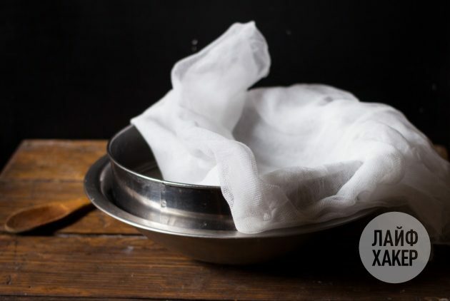 For å lage hjemmelaget yoghurtbasert kremost, dekk silen med gasbind