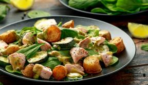 Varm salat med courgette, unge poteter og fisk