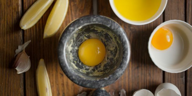 Hvordan lage østerssopp i røre med aioli: gni hvitløk med eggeplommer og salt