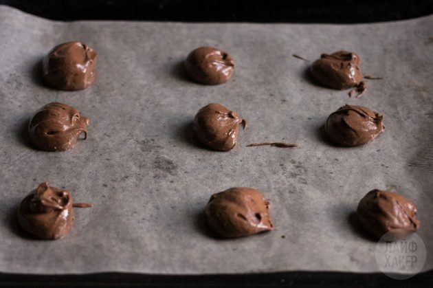 flourless chocolate chip cookies: strekk deigen på toppen av pergamentet