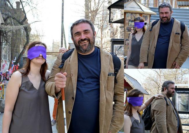 Leder av organisasjonen "Hvit Cane" Oleg Kolpashchikov lærer å gå rundt i byen med en blindfold