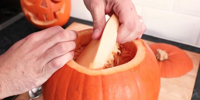 Hvordan klippe et gresskar til Halloween med hendene: ta ut massen