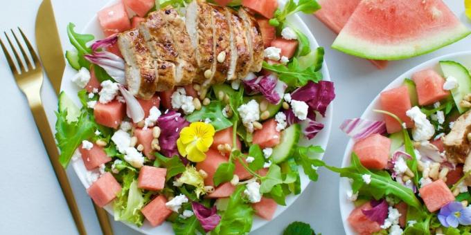 Salat med vannmelon, feta, kylling, nøtter og honningdressing